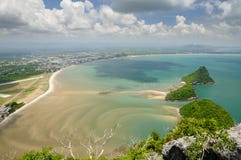Vue aérienne de la base aérienne thaïlandaise royale de l'aile 5, petites îles inhabitées dans la baie de Prachuap de la montagne photo libre de droits Vue aérienne de la base aérienne thaïlandaise royale de l'aile 5, petites îles inhabitées dans la baie de Prachuap de la montagne photo libre de droits