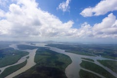 Vue aérienne de la forêt et de la rivière images libres de droits Vue aérienne de la forêt et de la rivière images libres de droits