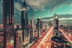 Vue aérienne de nuit au-dessus de Dubaï du centre, EAU, avec la route célèbre photographie stock Vue aérienne de nuit au-dessus de Dubaï du centre, EAU, avec la route célèbre photographie stock