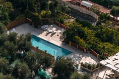 Vue aérienne de petite piscine de rectangle dans les oliviers, Italie, concept de vacances de voyage photos libres de droits Vue aérienne de petite piscine de rectangle dans les oliviers, Italie, concept de vacances de voyage photos libres de droits