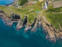 Vue aérienne de promenade côtière de Yongmeori sur l'île de Jeju, Corée du Sud Formation géologique approximative faite avec l'ér images libres de droits Vue aérienne de promenade côtière de Yongmeori sur l'île de Jeju, Corée du Sud Formation géologique approximative faite avec l'ér images libres de droits
