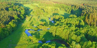 Vue aérienne de River Valley dans la belle lumière de coucher du soleil Image libre de droits Vue aérienne de River Valley dans la belle lumière de coucher du soleil Image libre de droits