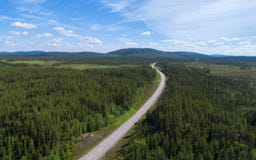 Vue aérienne de route et de forêt en Scandinavie photographie stock libre de droits Vue aérienne de route et de forêt en Scandinavie photographie stock libre de droits