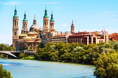 Vue aérienne de Saragosse, Espagne avec la basilique de notre Madame du pilier photos libres de droits Vue aérienne de Saragosse, Espagne avec la basilique de notre Madame du pilier photos libres de droits
