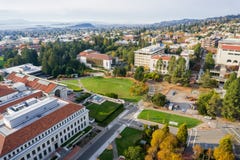 Vue aérienne des bâtiments à l'Université de Californie, campus de Berkeley photo stock Vue aérienne des bâtiments à l'Université de Californie, campus de Berkeley photo stock