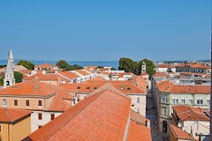 Vue aérienne 2 des dessus de toit de terre cuite dans la vieille ville de Zadar, Croatie image stock Vue aérienne 2 des dessus de toit de terre cuite dans la vieille ville de Zadar, Croatie image stock
