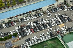 Vue aérienne des voitures colorées au parking images libres de droits Vue aérienne des voitures colorées au parking images libres de droits
