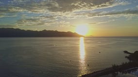 Vue aérienne fantastique sur le lever de soleil au-dessus de la baie d'océan à la côte Vue aérienne fantastique sur le lever de soleil au-dessus de la baie d'océan à la côte