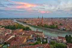 Vue aérienne panoramique de Vérone, Italie après coucher du soleil d'été, clou images libres de droits Vue aérienne panoramique de Vérone, Italie après coucher du soleil d'été, clou images libres de droits