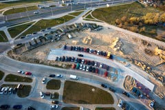 Vue aérienne panoramique sur la nouvelle chaussée et stationnement dans le quart résidentiel de développement urbain d'a image libre de droits Vue aérienne panoramique sur la nouvelle chaussée et stationnement dans le quart résidentiel de développement urbain d'a image libre de droits
