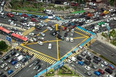 Vue aérienne regardant vers le bas sur l'intersection très occupée avec la circulation dense image stock Vue aérienne regardant vers le bas sur l'intersection très occupée avec la circulation dense image stock