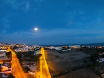 Vue a?rienne sur la ville la nuit, Albufeira, Portugal Rues lumineuses au coucher du soleil image stock Vue a?rienne sur la ville la nuit, Albufeira, Portugal Rues lumineuses au coucher du soleil image stock