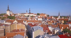 Vue aérienne étonnante de Tallinn au-dessus de la vieille ville près de la place principale Vue aérienne étonnante de Tallinn au-dessus de la vieille ville près de la place principale