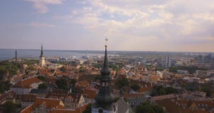 Vue aérienne étonnante de Tallinn au-dessus de la vieille ville près de la place principale banque de vidéos Vue aérienne étonnante de Tallinn au-dessus de la vieille ville près de la place principale banque de vidéos