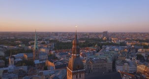 Vue aérienne étonnante du coucher du soleil au-dessus de la vieille ville de Riga, Vecriga en Lettonie banque de vidéos Vue aérienne étonnante du coucher du soleil au-dessus de la vieille ville de Riga, Vecriga en Lettonie banque de vidéos