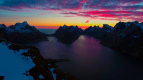Vue aérienne, îles de Lofoten, Reine, Norvège photographie stock libre de droits Vue aérienne, îles de Lofoten, Reine, Norvège photographie stock libre de droits