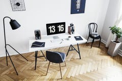 Vue courbe d'un intérieur lumineux de siège social pour un professionnel créatif avec le parque noir et blanc de meubles et d'arê image stock Vue courbe d'un intérieur lumineux de siège social pour un professionnel créatif avec le parque noir et blanc de meubles et d'arê image stock