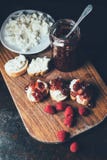 vue courbe des framboises, pot avec le fromage de confiture, de sandwich et fondu du plat photo libre de droits vue courbe des framboises, pot avec le fromage de confiture, de sandwich et fondu du plat photo libre de droits