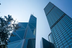 Vue d'angle faible des gratte-ciel en Hong Kong, image modifiée la tonalité de l'immeuble de bureaux moderne Image stock Vue d'angle faible des gratte-ciel en Hong Kong, image modifiée la tonalité de l'immeuble de bureaux moderne Image stock