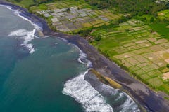 Vue d'Arial de plage sablonneuse volcanique noire dans Bali, Indonésie photographie stock Vue d'Arial de plage sablonneuse volcanique noire dans Bali, Indonésie photographie stock