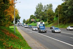 Vue d'automne de rue d'Ukmerges de ville de Vilnius avec des voitures et des camions Photo libre de droits Vue d'automne de rue d'Ukmerges de ville de Vilnius avec des voitures et des camions Photo libre de droits