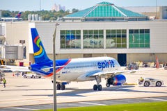 Vue d'avion de Spirit Airlines NK ? la porte en Orlando International Airport MCO 3 photographie stock libre de droits Vue d'avion de Spirit Airlines NK ? la porte en Orlando International Airport MCO 3 photographie stock libre de droits