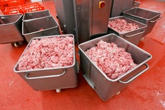 Vue d'beaucoup de boîtes métalliques avec de la viande crue hachée, stockée dans une usine de viande, processus d'industrie Vue h images stock Vue d'beaucoup de boîtes métalliques avec de la viande crue hachée, stockée dans une usine de viande, processus d'industrie Vue h images stock