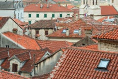 Vue d'oeil d'oiseau des constructions dans la vieille ville de Kotor, Monténégro photographie stock libre de droits Vue d'oeil d'oiseau des constructions dans la vieille ville de Kotor, Monténégro photographie stock libre de droits
