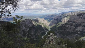 Vue d'oeil d'oiseau de la gorge de Verdon en ?t?, France, l'Europe photos libres de droits Vue d'oeil d'oiseau de la gorge de Verdon en ?t?, France, l'Europe photos libres de droits