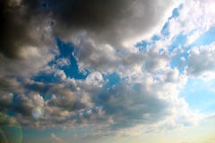 Vue d'un beau ciel bleu avec des cumulus images libres de droits Vue d'un beau ciel bleu avec des cumulus images libres de droits