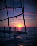 Vue d'un soleil réglé d'un bateau à voile dans le Golfe du Mexique photos stock Vue d'un soleil réglé d'un bateau à voile dans le Golfe du Mexique photos stock