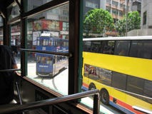 Vue d'un tram sur la rue principale occupée dans Hong Kong central images stock Vue d'un tram sur la rue principale occupée dans Hong Kong central images stock