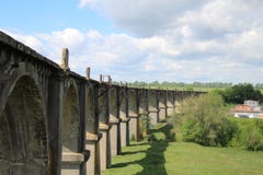 Vue d'un vieux viaduc abandonn? sous un ciel bleu avec les nuages blancs photos libres de droits Vue d'un vieux viaduc abandonn? sous un ciel bleu avec les nuages blancs photos libres de droits