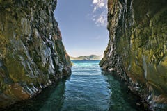 Vue d'une grotte dans la réserve naturelle de Scandola en Corse image libre de droits Vue d'une grotte dans la réserve naturelle de Scandola en Corse image libre de droits