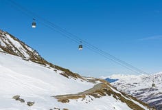 Vue d'une pente alpine de ski avec l'ascenseur de funiculaire Images libres de droits Vue d'une pente alpine de ski avec l'ascenseur de funiculaire Images libres de droits