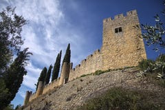 Vue de bas en haut au mur médiéval de château et au ciel nuageux bleu photographie stock libre de droits Vue de bas en haut au mur médiéval de château et au ciel nuageux bleu photographie stock libre de droits