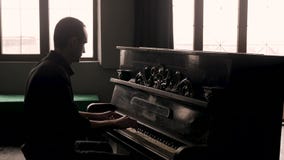 Vue de c?t? Pianiste jouant le piano de cru dans l'intérieur démodé banque de vidéos Vue de c?t? Pianiste jouant le piano de cru dans l'intérieur démodé banque de vidéos