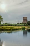 Vue de canal et de jardins avec la centrale nucléaire à l'arrière-plan le jour nuageux, près du village de Geertruidenberg photos libres de droits Vue de canal et de jardins avec la centrale nucléaire à l'arrière-plan le jour nuageux, près du village de Geertruidenberg photos libres de droits