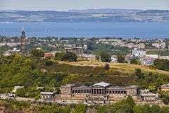 Vue de colline de Calton de parc de Holyrood avec le beau ciel bleu dans Edinbourgh, Ecosse, Royaume-Uni images libres de droits Vue de colline de Calton de parc de Holyrood avec le beau ciel bleu dans Edinbourgh, Ecosse, Royaume-Uni images libres de droits