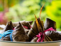 Vue de côté des boulettes asiatiques Zongzi de riz avec l'espace de copie photographie stock Vue de côté des boulettes asiatiques Zongzi de riz avec l'espace de copie photographie stock