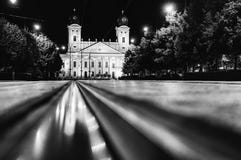 Vue de Debrecen, Hongrie du centre de la ville, la nuit, avec le reflec Photographie stock Vue de Debrecen, Hongrie du centre de la ville, la nuit, avec le reflec Photographie stock