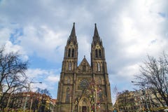 Vue de face de l'entrée principale à la cathédrale à Prague, République Tchèque photographie stock Vue de face de l'entrée principale à la cathédrale à Prague, République Tchèque photographie stock