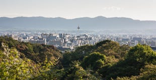 Vue de Kyoto de coucher du soleil de temple de Kiyomizu-dera image stock Vue de Kyoto de coucher du soleil de temple de Kiyomizu-dera image stock