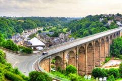 Vue de l'aqueduc et du vieux port Dinan photos stock Vue de l'aqueduc et du vieux port Dinan photos stock