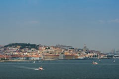Vue de l'horizon de la ville de Lisbonne avec le cacilheiro de bateaux sur le Tage ; Photo stock Vue de l'horizon de la ville de Lisbonne avec le cacilheiro de bateaux sur le Tage ; Photo stock