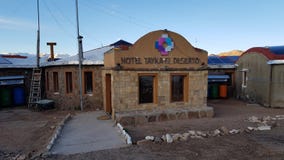 Vue de l'hôtel de Tayka del Desierto situé à 4 500 mètres au-dessus de niveau de la mer dans le désert de Siloli, Bolivie photo libre de droits Vue de l'hôtel de Tayka del Desierto situé à 4 500 mètres au-dessus de niveau de la mer dans le désert de Siloli, Bolivie photo libre de droits