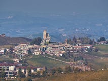 Vue de la campagne de Langhe dans Piémont photos libres de droits Vue de la campagne de Langhe dans Piémont photos libres de droits