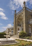 Vue de la façade du sud du palais de Vorontsov, décorée des sculptures des lions et d'une fontaine, dans Alupka image libre de droits Vue de la façade du sud du palais de Vorontsov, décorée des sculptures des lions et d'une fontaine, dans Alupka image libre de droits