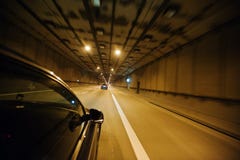Vue de la fenêtre de voiture, voiture se déplaçant par le tunnel à la lumière images stock Vue de la fenêtre de voiture, voiture se déplaçant par le tunnel à la lumière images stock