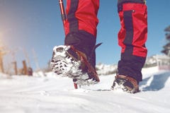 Vue de la marche sur la neige avec des chaussures de neige et des transitoires de chaussure en hiver image libre de droits Vue de la marche sur la neige avec des chaussures de neige et des transitoires de chaussure en hiver image libre de droits